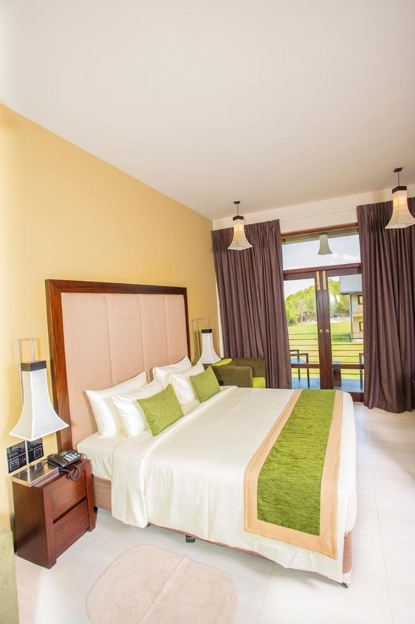 Amora Lagoon Hotel Катунаяка Екстер'єр фото