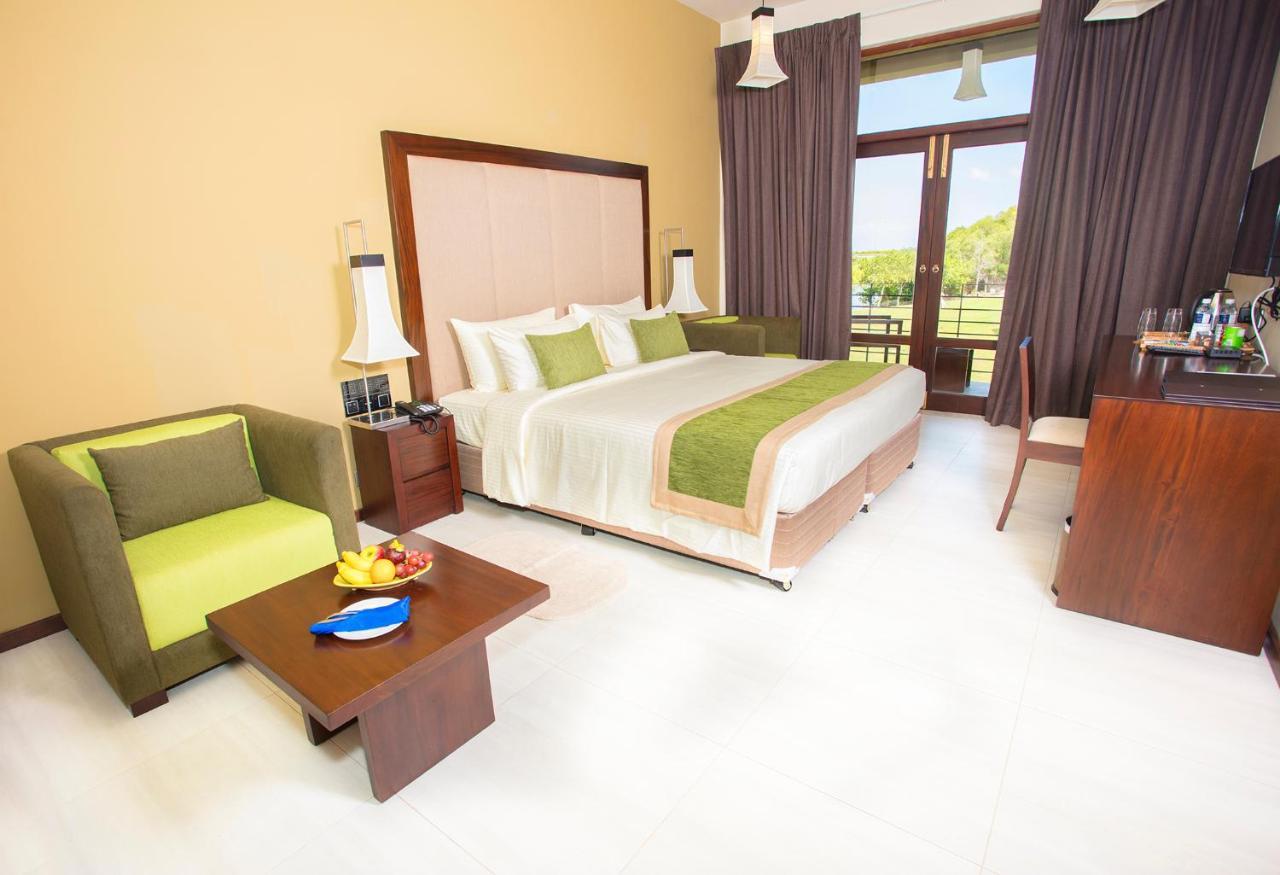 Amora Lagoon Hotel Катунаяка Екстер'єр фото